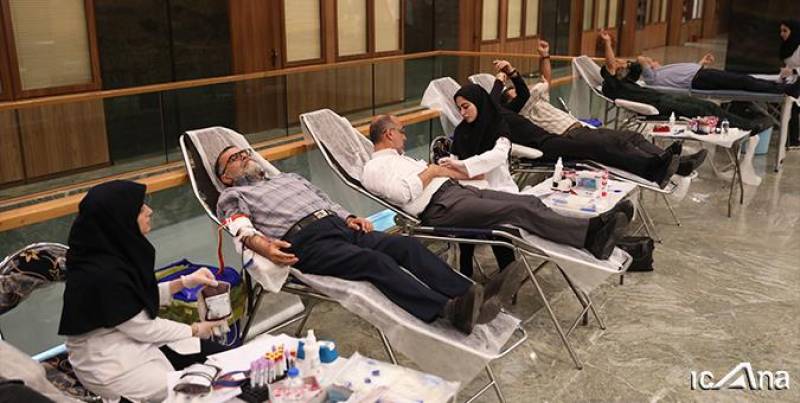 جمعی از نمایندگان و کارمندان مجلس شورای اسلامی امروز ( سه شنبه، 23 آبان ماه ) با حضور در محل استقرار تیم سیار اهدای خون در مجلس، خون اهدا کردند